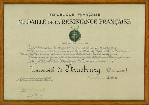 Diplôme encadré de la République française, signé par le général de Gaulle, décernant la Médaille de la Résistance française à l’Université de Strasbourg (avec rosette), daté du 20 novembre 1947
